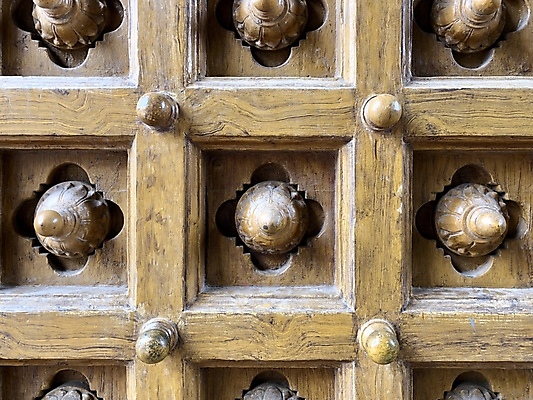 포토 JPG 해외이미지 디자인 외관 여행 패턴 장신구 건축양식 출입구 주택 손잡이 안전 사람없음 야외 목재 장식 갈색 문 금속 수확 골동품 사찰 거친 중세 역사 닫기 철 묘사 질감 잠금 대문 과거 문고리 그런지 사당 수목 옛날 해외포토 나무 건축 컬러 컨셉 무늬 농업 재료 종교건축 모션 재질 건물 보안 파일형식 이미지허브