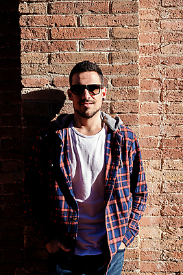 포토 JPG 해외이미지 백인 1 라이프스타일 응시 남자 벽 포즈 백그라운드 셔츠 수염 한명 서기 사람 20대 성인 야외 캐주얼 선글라스 유행 기댐 표현 도시 자신감 시원함 혼자 스타일 해외포토 서양인 시선 옷 감정 안경 상의 모션 청년 생활 파일형식 이미지허브