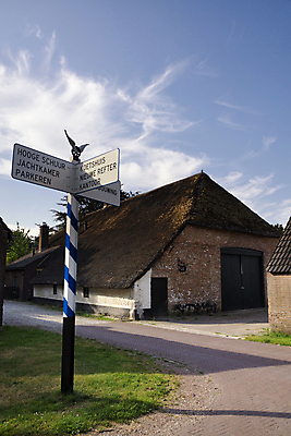 포토 JPG 해외이미지 도로 여행 사람없음 건물 농장 재산 사인 네덜란드 도로표지판 기념물 천연기념물 서쪽 옛날 해외포토 건축물 유럽 길 농업 교통시설 금융 표지판 방향 파일형식 이미지허브