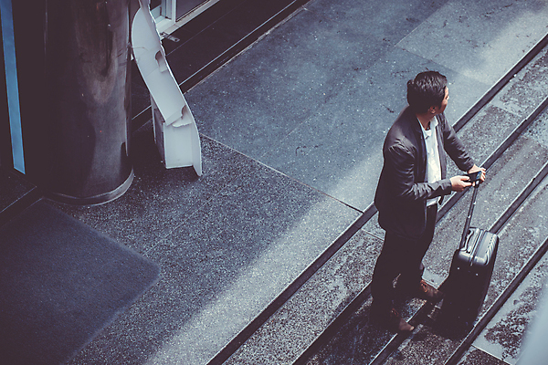 포토 JPG 해외이미지 백인 모델 직업 1 응시 남자 여행 가방 비즈니스 통신 성공 모바일 휴가 노동자 거리 한명 서기 사람 정장 성인 야외 30대 스마트폰 여행객 여행가방 산책 짐 도시 업무 비즈니스맨 자신감 우아함 역 정상 스마트 약속 부름 터미널 카피스페이스 해외포토 서양인 시선 잡화 옷 감정 컨셉 교통시설 모션 휴식 장년 핸드폰 스마트기기 공백 작업 직장인 파일형식 이미지허브