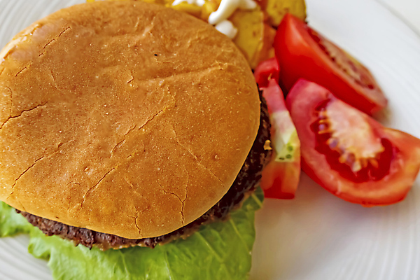 포토 JPG 해외이미지 접시 백그라운드 토마토 패스트푸드 사람없음 햄버거 인스턴트 웨지감자 해외포토 식기 음식 채소 감자 감자요리 파일형식 이미지허브