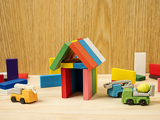 포토 JPG 해외이미지 부동산 실내 사람없음 나무탁자 블록쌓기 사다리차 집모양 나무블록 해외포토 모양 자동차 탁자 내부 목재 쌓기 블록 재산 파일형식 이미지허브