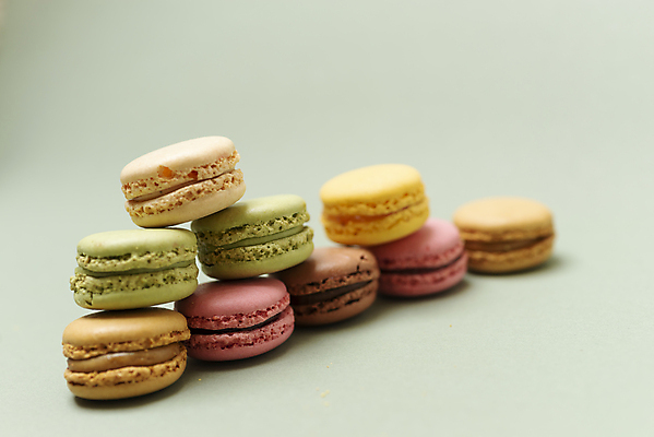 포토 JPG 해외이미지 스튜디오촬영 음식 오렌지 검은배경 디저트 실내 요리 사람없음 초록색 하이앵글 컬러풀 노란색 쌓기 쿠키 과자 보라색 대접 신선 달콤 맛 굽기 배열 일렬 머리위 부드러움 마카롱 프랑스어 머랭 입가심 페스츄리 해외포토 문자 빵 뷰포인트 컬러 백그라운드 컨셉 과일 모션 내부 검은색 감각 구이 파일형식 이미지허브