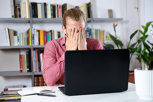 포토 JPG 해외이미지 직업 라이프스타일 남자 거실 인터넷 비즈니스 사업가 아파트 주택 한명 성인 노트북 컴퓨터 금발 사무실 펜 공책 업무 작업 시원함 고민 긍정 온라인 스타일 해외포토 1 헤어스타일 감정 컨셉 문구용품 사람 건물 생활 전자제품 필기구 파일형식 이미지허브