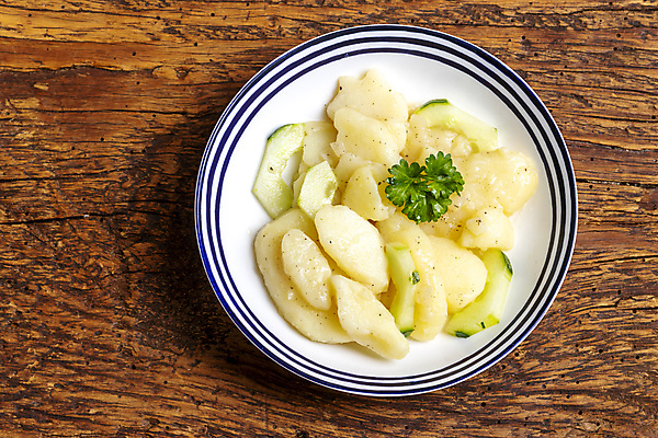 포토 JPG 해외이미지 접시 오이 감자 파슬리 사람없음 감자샐러드 나무탁자 해외포토 식기 채소 탁자 샐러드 파일형식 이미지허브