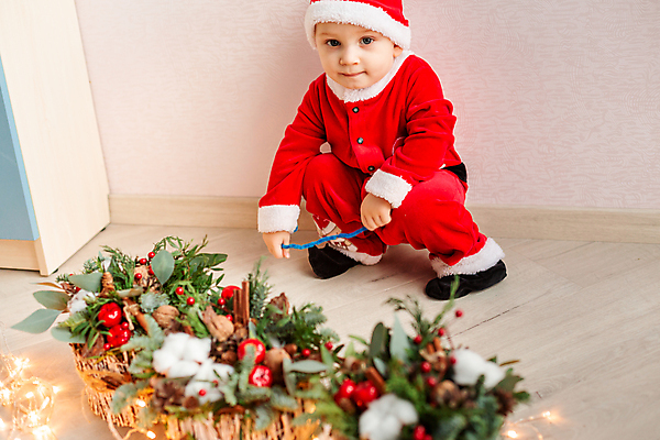 포토 JPG 해외이미지 나무 백인 계절 행복 어린이 백그라운드 컨셉 크리스마스 겨울 휴가 새로움 새해 주택 선물 한명 미소 사람 소년 장식 빨간색 크리스마스트리 산타클로스 축하 표현 아기 작음 12월 연도 준비 클라우스 해외포토 서양인 식물 1 기념일 남자 감정 컬러 표정 건물 날짜 크기 파일형식 이미지허브