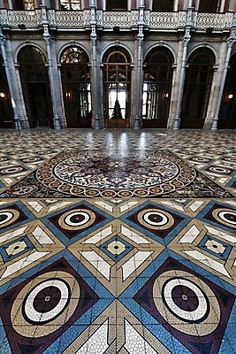 포토 JPG 해외이미지 디자인 문화 여행 곡선 건축양식 바닥 실내 미술 사람없음 내부 건물 장식 궁전 거래 기둥 도시 화려 역사 재산 주식 포르투갈 타일 아치 상업 모자이크 방문 복잡 안뜰 옛날 스타일 해외포토 건축물 건축 유럽 선 컨셉 고건축 문화예술 금융 파일형식 이미지허브