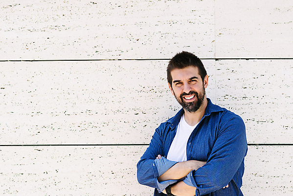 포토 JPG 해외이미지 모델 1 라이프스타일 응시 남자 행복 벽 사업가 수염 한명 서기 미소 웃음 사람 성인 야외 30대 유행 팔짱 기댐 흰색 도시 시원함 히스패닉 스타일 카피스페이스 해외포토 직업 시선 감정 컬러 모션 표정 생활 장년 공백 파일형식 이미지허브