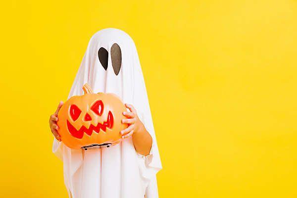 포토 JPG 해외이미지 남자 어린이 실내 한명 들기 동양인 소년 상반신 앞모습 귀여움 할로윈 유령 무서움 노란배경 사탕바구니 잭오랜턴 코스프레 소년한명만 해외포토 1 감정 뷰포인트 백그라운드 컨셉 모션 사탕 사람 인종 내부 노란색 바구니 남자한명만 소년만 파일형식 이미지허브