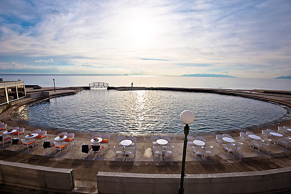 포토 JPG 해외이미지 바다 건축양식 하늘 휴가 거리 파노라마 손바닥 풍경 해변 사람없음 건물 초록색 물 여름 파란색 항구 일몰 산책 산책로 조약돌 바위 도시 만 보행자 역사 지중해 타운 크로아티아 옛날 해외포토 자연요소 건축물 손 계절 건축 유럽 길 컬러 교통시설 휴식 촬영기법 노을 돌_바위 파일형식 이미지허브