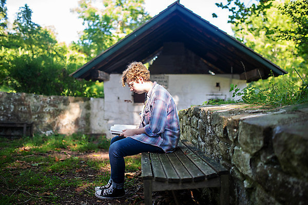 포토 JPG 해외이미지 나무 백인 라이프스타일 공원 여자 교육 대학생 여행 백그라운드 벤치 자연 휴가 휴식 거리 한명 사람 앉기 성인 야외 책 초록색 독서 뷰티 환경 자유 숲 무료 혼자 스타일 해외포토 서양인 식물 1 학생 공공시설 컬러 컨셉 의자 모션 생활 생태계 파일형식 이미지허브