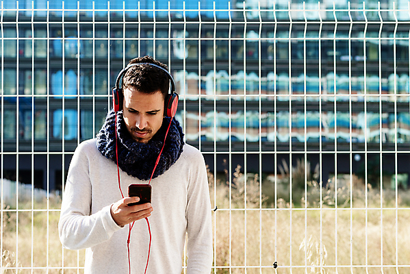 포토 JPG 해외이미지 1 라이프스타일 남자 행복 음악 이어폰 사업가 통신 청소년 모바일 거리 한명 서기 미소 사람 성인 야외 10대 스마트폰 핸드폰 울타리 유행 금속 검은색 고층빌딩 헤드폰 목도리 기댐 듣기 잡기 도시 스타일 해외포토 직업 잡화 감정 컬러 음향기기 모션 재질 문화예술 표정 빌딩 생활 전자제품 스마트기기 담장 파일형식 이미지허브