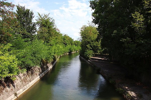 포토 JPG 해외이미지 나무 유럽 건축양식 자연 풍경 사람없음 야외 건물 물 강 교회 환경 이탈리아 시골 개울 관목 집중 통로 고고학 로마인 현재 해외포토 자연요소 식물 건축물 교육 건축 나라 컨셉 종교건축 인종 생태계 파일형식 이미지허브
