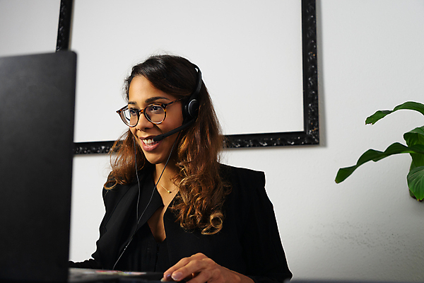 포토 JPG 해외이미지 직업 1 라이프스타일 여자 안경 비즈니스 새로움 주택 대화 한명 사람 노트북 스마트폰 컴퓨터 검은색 외침 업무 작업 컨설턴트 텔레마케팅 온라인 브라질사람 해외포토 잡화 컬러 컨셉 말하기 건물 생활 전자제품 핸드폰 스마트기기 소리 전문직 서비스업 상담 파일형식 이미지허브