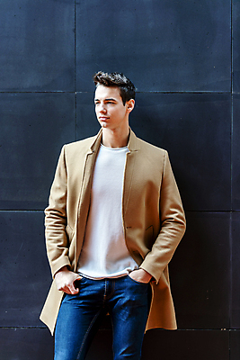 포토 JPG 해외이미지 1 헤어스타일 옷 남자 벽 생각 거리 한명 서기 야외 세로 유행 검은색 기댐 코트 청바지 도시 우아함 예복 정중 스타일 해외포토 컬러 컨셉 바지 모션 사람 외투 파일형식 이미지허브