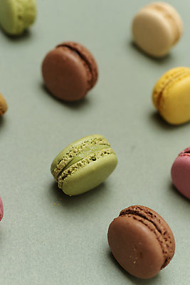 포토 JPG 해외이미지 스튜디오촬영 음식 오렌지 검은배경 디저트 실내 요리 사람없음 초록색 하이앵글 컬러풀 노란색 쿠키 과자 보라색 여러개 대접 신선 달콤 맛 굽기 배열 일렬 머리위 부드러움 모음 마카롱 프랑스어 머랭 입가심 페스츄리 해외포토 문자 빵 뷰포인트 컬러 다수 백그라운드 컨셉 과일 한글 내부 검은색 감각 구이 파일형식 이미지허브