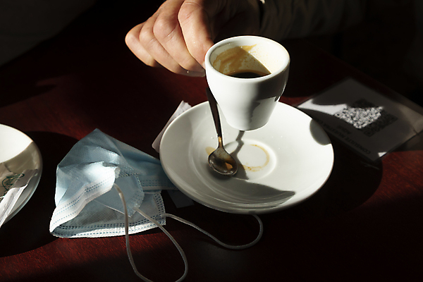 포토 JPG 해외이미지 손 종이 얼굴 커피 창문 유리 탁자 휴식 봉투 관리 가면 사람 앉기 사람없음 컵 빛 태양 갈색 식당 어둠 침묵 추위 광선 흰색 잡기 시간 바 스페인 바이러스 보호 설탕 빌라 타운 카페테리아 아라곤 해외포토 자연요소 식기 유럽 음료 컬러 가구 컨셉 모션 재질 주택 신체부위 상점 소리 도시 파일형식 이미지허브