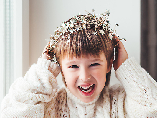 포토 JPG 해외이미지 옷 어린이 크리스마스장식 크리스마스 패턴 장난 놀이 천사 새해 한명 소년 장식 빛 유행 축제 흰색 축하 황금 스웨터 겨울옷 스칸디나비아 핸드메이드 해외포토 1 기념일 남자 컬러 컨셉 상의 겨울 무늬 사람 파일형식 이미지허브