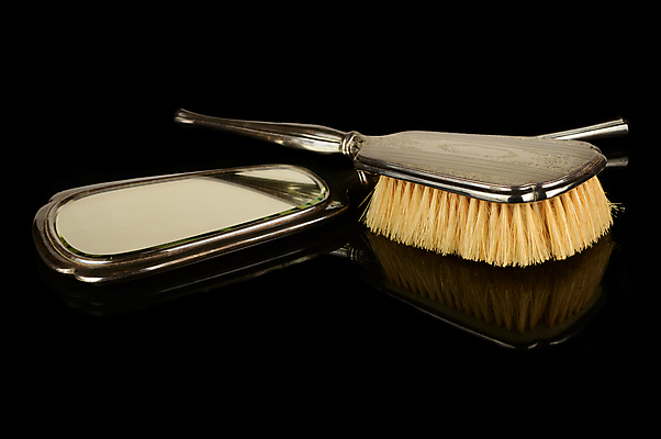 포토 JPG 해외이미지 손 백그라운드 사람없음 장식 세트 뷰티 반사 유행 금속 검은색 희망 화장품 거울 수확 골동품 흰색 붓 머리빗 화려 역사 재산 클래식 고급 우아함 은색 미용사 수집 향수 오브젝트 복고 파운드 고립 구식 옛날 스타일 해외포토 직업 감정 컬러 컨셉 돈 농업 재질 신체부위 금융 미용용품 파일형식 이미지허브