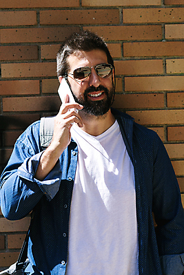 포토 JPG 해외이미지 1 라이프스타일 남자 행복 벽 오렌지 모바일 수염 거리 말하기 대화 한명 서기 사람 성인 야외 스마트폰 선글라스 햇빛 유행 맑음 기댐 외침 도시 메시지 스타일 힙스터 카피스페이스 해외포토 패션 감정 안경 과일 모션 날씨 생활 핸드폰 스마트기기 태양 소리 공백 파일형식 이미지허브