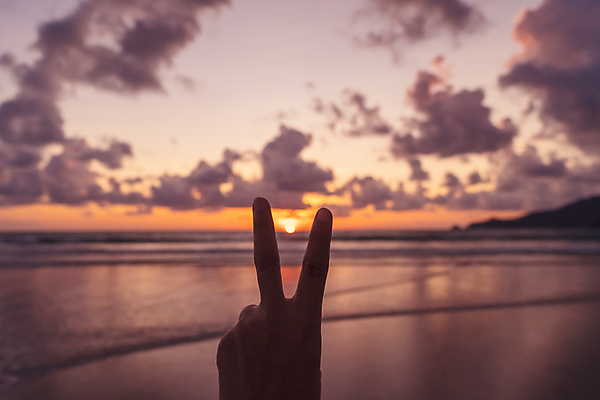 포토 JPG 해외이미지 해변 야외 신체부위 일몰 야간 브이 해외포토 자연요소 바다 사람 손짓 노을 파일형식 이미지허브