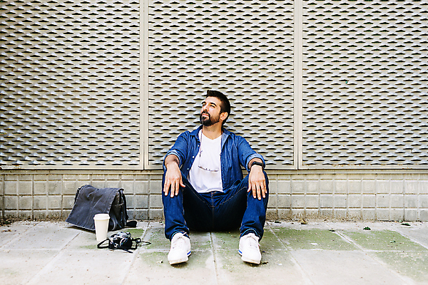 포토 JPG 해외이미지 1 라이프스타일 남자 벽 여행 가방 휴가 휴식 수염 바닥 한명 사람 앉기 야외 햇빛 유행 여행객 기댐 도시 테이크아웃 따뜻한음료 땅바닥 혼자 스타일 카피스페이스 해외포토 잡화 음료 컨셉 모션 생활 태양 공백 파일형식 이미지허브
