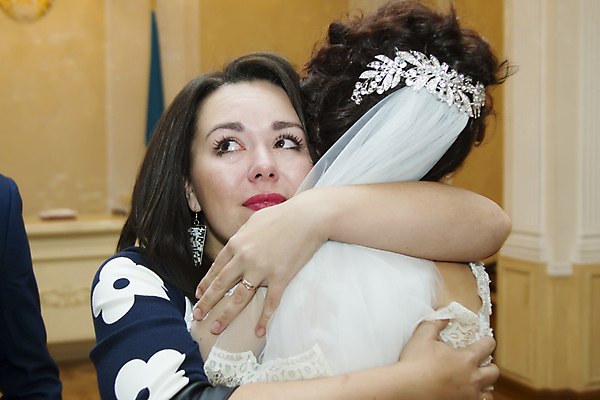 포토 JPG 해외이미지 드레스 여자 남자 딸 행복 감정 꽃다발 결혼 2 결혼식 엄마 함께함 선물 사랑 사람 두명 가로 뷰티 외침 흰색 축하 표현 아내 눈물 흥분 감사 베일 해외포토 옷 꽃 컬러 컨셉 가족 이벤트 소리 파일형식 이미지허브