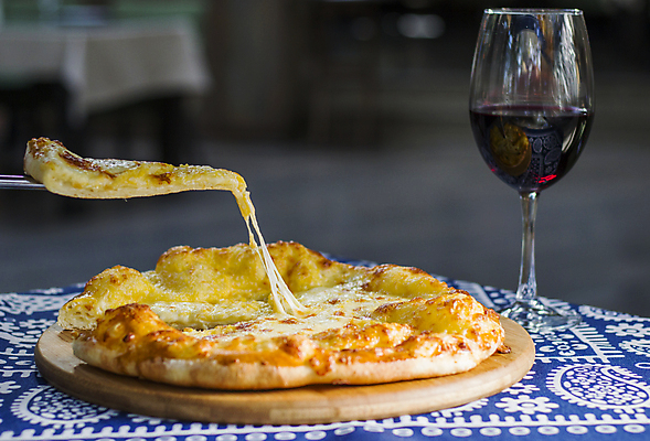 포토 JPG 해외이미지 백인 전통 손 음식 빵 치즈 요리 사람없음 신체부위 가로 주방 식당 식사 저녁식사 신선 원형 맛 아침식사 인스턴트 레드와인 굽기 반죽 버터 점심식사 길거리음식 전국 조지아 핸드메이드 해외포토 도형 서양인 컨셉 유제품 사람 상점 와인 구이 동유럽 파일형식 이미지허브