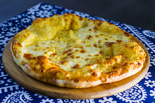 포토 JPG 해외이미지 백인 전통 손 음식 빵 치즈 요리 사람없음 신체부위 가로 주방 식당 식사 저녁식사 신선 원형 맛 아침식사 인스턴트 레드와인 굽기 반죽 버터 점심식사 길거리음식 전국 조지아 핸드메이드 해외포토 도형 서양인 컨셉 유제품 사람 상점 와인 구이 동유럽 파일형식 이미지허브