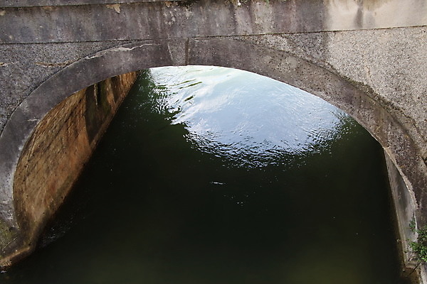 포토 JPG 해외이미지 나무 유럽 건축양식 자연 풍경 사람없음 야외 건물 물 강 교회 환경 이탈리아 시골 개울 관목 집중 통로 고고학 로마인 현재 해외포토 자연요소 식물 건축물 교육 건축 나라 컨셉 종교건축 인종 생태계 파일형식 이미지허브