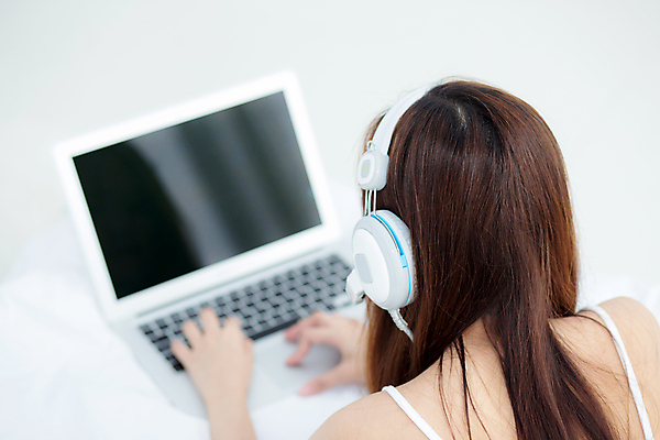 포토 JPG 해외이미지 백인 라이프스타일 여자 행복 아시아 음악 이어폰 컨셉 인터넷 통신 아침 휴가 휴식 주택 실내 한명 미소 사람 동양인 성인 노트북 컴퓨터 뷰티 디지털 헤드폰 기쁨 침실 방 듣기 침대 온라인 거짓말 해외포토 주간 서양인 1 감정 나라 음향기기 가구 모션 문화예술 표정 인종 내부 건물 생활 전자제품 파일형식 이미지허브