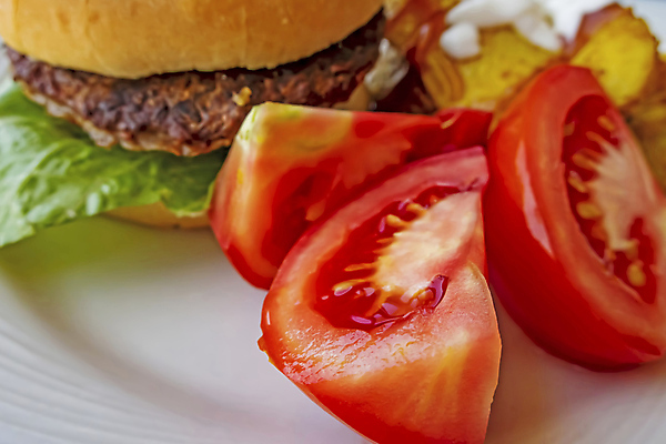 포토 JPG 해외이미지 접시 백그라운드 토마토 패스트푸드 근접촬영 사람없음 햄버거 인스턴트 웨지감자 해외포토 식기 음식 뷰포인트 채소 감자 감자요리 파일형식 이미지허브