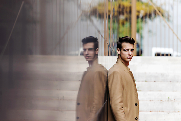 포토 JPG 해외이미지 1 라이프스타일 헤어스타일 옷 남자 벽 거리 한명 서기 성인 야외 옆모습 햇빛 유행 맑음 목도리 기댐 코트 가을 도시 자신감 우아함 예복 스타일 성인남자만 해외포토 잡화 계절 감정 뷰포인트 컨셉 모션 날씨 사람 생활 태양 외투 남자만 성인만 파일형식 이미지허브