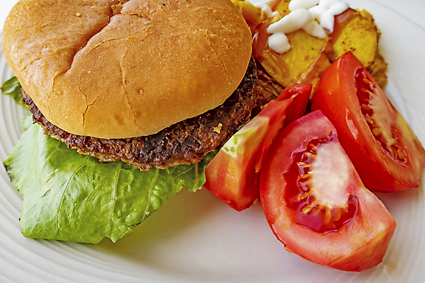 포토 JPG 해외이미지 접시 백그라운드 토마토 패스트푸드 사람없음 햄버거 웨지감자 해외포토 식기 채소 감자 인스턴트 감자요리 파일형식 이미지허브