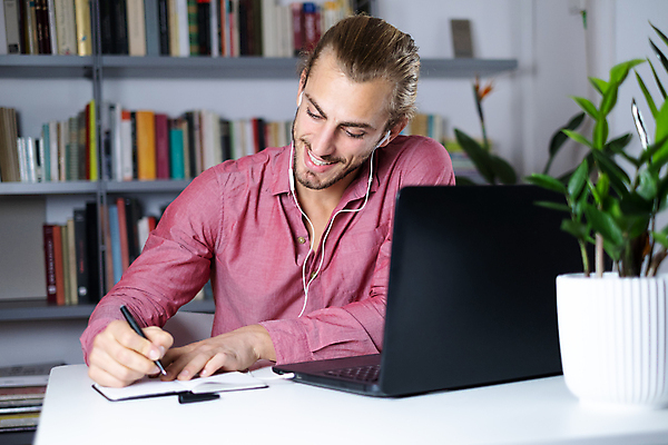 포토 JPG 해외이미지 직업 라이프스타일 남자 거실 인터넷 비즈니스 사업가 아파트 주택 한명 성인 노트북 컴퓨터 금발 사무실 펜 공책 업무 작업 시원함 고민 긍정 온라인 스타일 해외포토 1 헤어스타일 감정 컨셉 문구용품 사람 건물 생활 전자제품 필기구 파일형식 이미지허브