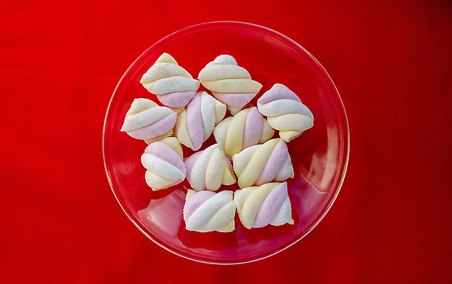 포토 JPG 해외이미지 접시 디저트 사람없음 마시멜로우 빨간배경 해외포토 식기 음식 백그라운드 빨간색 파일형식 이미지허브