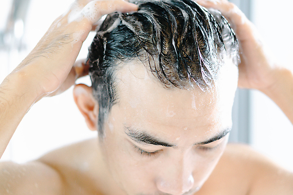 포토 JPG 해외이미지 남자 실내 한명 상반신 성인 앞모습 뷰티 머리카락 머리 거품 헤어관리 샴푸 머리감기 두피 두피관리 두피케어 탈모 탈모클리닉 성인남자한명만 탈모예방 숱 해외포토 1 뷰포인트 사람 내부 신체부위 위생용품 청결 예방 클리닉 증상 남자한명만 성인남자만 파일형식 이미지허브