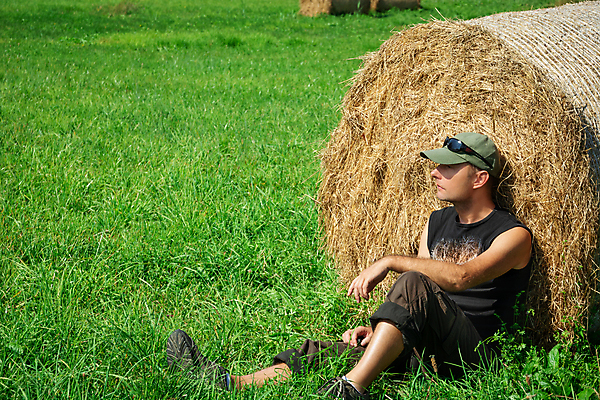 포토 JPG 해외이미지 주간 전신 백인 남자 한명 앉기 성인 야외 농작물 농장 농사 농부 볏단 성인남자한명만 해외포토 자연요소 서양인 직업 1 농업 모션 사람 남자한명만 성인남자만 파일형식 이미지허브