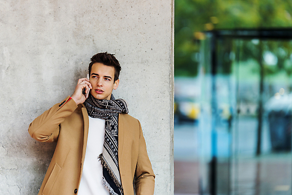 포토 JPG 해외이미지 라이프스타일 헤어스타일 옷 남자 벽 통신 모바일 거리 말하기 대화 한명 서기 야외 스마트폰 핸드폰 햇빛 유행 목도리 기댐 외침 코트 청바지 도시 자신감 우아함 부름 스타일 성인남자만 해외포토 1 잡화 감정 컨셉 바지 모션 사람 생활 전자제품 스마트기기 태양 소리 외투 남자만 성인만 파일형식 이미지허브