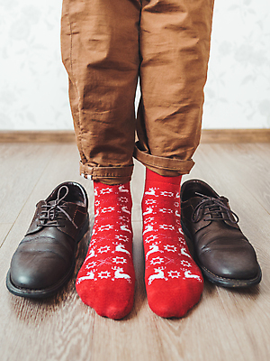 포토 JPG 해외이미지 전통 옷 신발 크리스마스 겨울 패턴 바지 휴가 사슴 새해 양말 부츠 사람없음 빨간색 컬러풀 가죽 스웨터 묘사 쇼 순록 스칸디나비아 해외포토 계절 기념일 컬러 상의 무늬 포유류 하의 파일형식 이미지허브