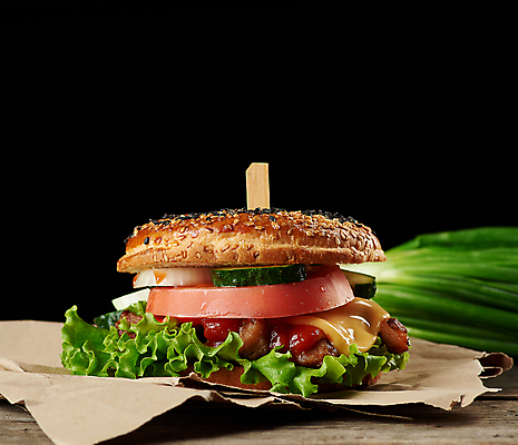 포토 JPG 해외이미지 종이 채소 탁자 검은배경 패스트푸드 사람없음 햄버거 꽂음 나무탁자 이쑤시개장식 해외포토 가구 백그라운드 장식 검은색 인스턴트 이쑤시개 파일형식 이미지허브