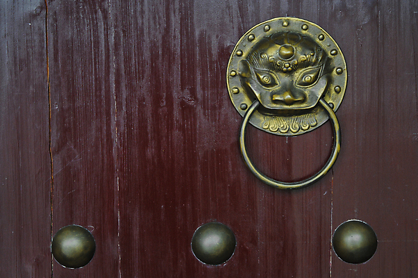 포토 JPG 해외이미지 전통 디자인 아시아 종교 문화 건축양식 주택 손잡이 동양인 사람없음 건물 목재 장식 빨간색 머리 문 금속 중국 궁전 수확 골동품 용 도시 사찰 오픈 원형 호랑이 황금 닫기 사자 심볼 묘사 질감 잠금 보안 대문 베이징 문고리 청동 동쪽 옛날 스타일 해외포토 도형 나무 건축물 건축 나라 컬러 고건축 농업 재료 포유류 종교건축 모션 재질 안전 인종 신체부위 방향 파일형식 이미지허브