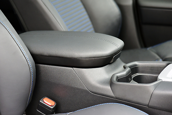 포토 JPG 해외이미지 손 디자인 스포츠 의자 교통시설 자동차 새로움 사람없음 내부 컵 반사 회색 긴급 고급 바느질 주차 가죽 묘사 위로 그만 보유 해외포토 식기 육상교통 컬러 가구 교통 컨셉 신체부위 시설 파일형식 이미지허브