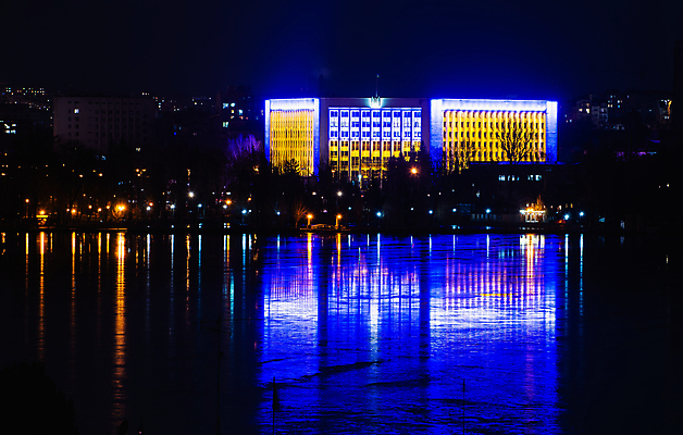 포토 JPG 해외이미지 공원 유럽 호수 여행 겨울 건축양식 파노라마 사람없음 야외 건물 물 반사 항구 냉동 얼음 추위 연못 역사 야간 저녁 정사각형 천연기념물 우크라이나 제설기 해외포토 자연요소 도형 건축물 계절 공공시설 건축 나라 교통시설 촬영기법 제설 파일형식 이미지허브