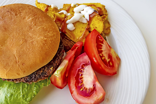 포토 JPG 해외이미지 접시 백그라운드 토마토 패스트푸드 사람없음 햄버거 웨지감자 해외포토 식기 채소 감자 인스턴트 감자요리 파일형식 이미지허브