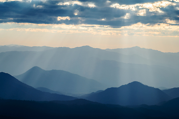 포토 JPG 해외이미지 공원 태국 자연 하늘 아침 산 따뜻함 사람없음 야외 목재 파란색 빛 반짝임 햇빛 태양 일출 계곡 어둠 황혼 일몰 새벽 안개 광선 구멍 숲 열대우림 땅 언덕 천국 흐림 절정 수평선 해외포토 주간 자연요소 나무 공공시설 아시아 컬러 재료 모션 날씨 노을 생태계 파일형식 이미지허브