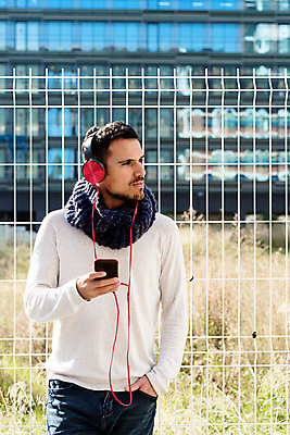 포토 JPG 해외이미지 1 라이프스타일 남자 행복 음악 이어폰 사업가 통신 청소년 모바일 거리 한명 서기 미소 사람 성인 야외 10대 스마트폰 핸드폰 울타리 유행 금속 검은색 고층빌딩 헤드폰 목도리 기댐 듣기 잡기 도시 스타일 해외포토 직업 잡화 감정 컬러 음향기기 모션 재질 문화예술 표정 빌딩 생활 전자제품 스마트기기 담장 파일형식 이미지허브