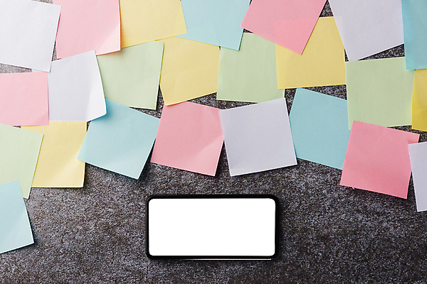 포토 JPG 해외이미지 실내 사람없음 스마트폰 가득함 포스트잇 목업 해외포토 내부 핸드폰 스마트기기 메모지 파일형식 이미지허브