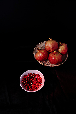 포토 JPG 해외이미지 음식 다이어트 과일 재료 부분 디저트 건강 씨앗 사람없음 빨간색 빛 반사 사진촬영 어둠 물방울 신선 달콤 맛 떨어짐 자르기 유기농 석류 레시피 내추럴 바이오 숙성 채식주의자 공급 해외포토 식물 웰빙 컬러 컨셉 모션 촬영 채식 파일형식 이미지허브