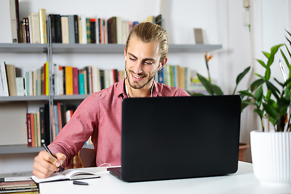 포토 JPG 해외이미지 직업 라이프스타일 남자 행복 거실 인터넷 비즈니스 사업가 아파트 주택 한명 미소 성인 노트북 컴퓨터 금발 사무실 펜 공책 업무 작업 시원함 긍정 온라인 스타일 해외포토 1 헤어스타일 감정 컨셉 문구용품 표정 사람 건물 생활 전자제품 필기구 파일형식 이미지허브